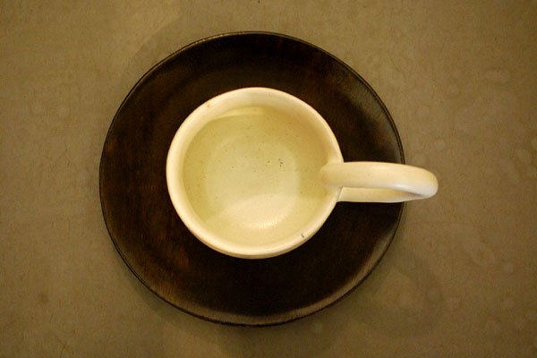 The big handle cup in ivory with a wooden saucer